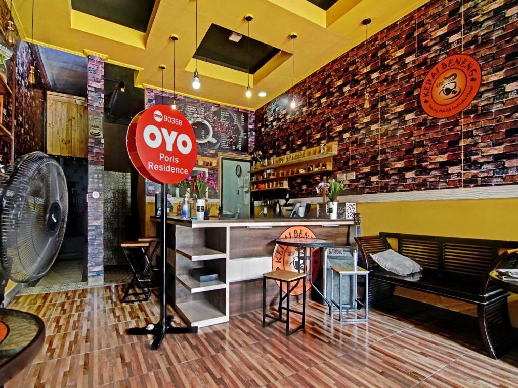 um restaurante com um sinal de stop num bar em SUPER OYO 90358 Poris Residence Syariah em Porisgaga