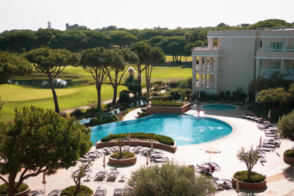 widok na basen w ośrodku w obiekcie Onyria Quinta da Marinha Hotel w mieście Cascais