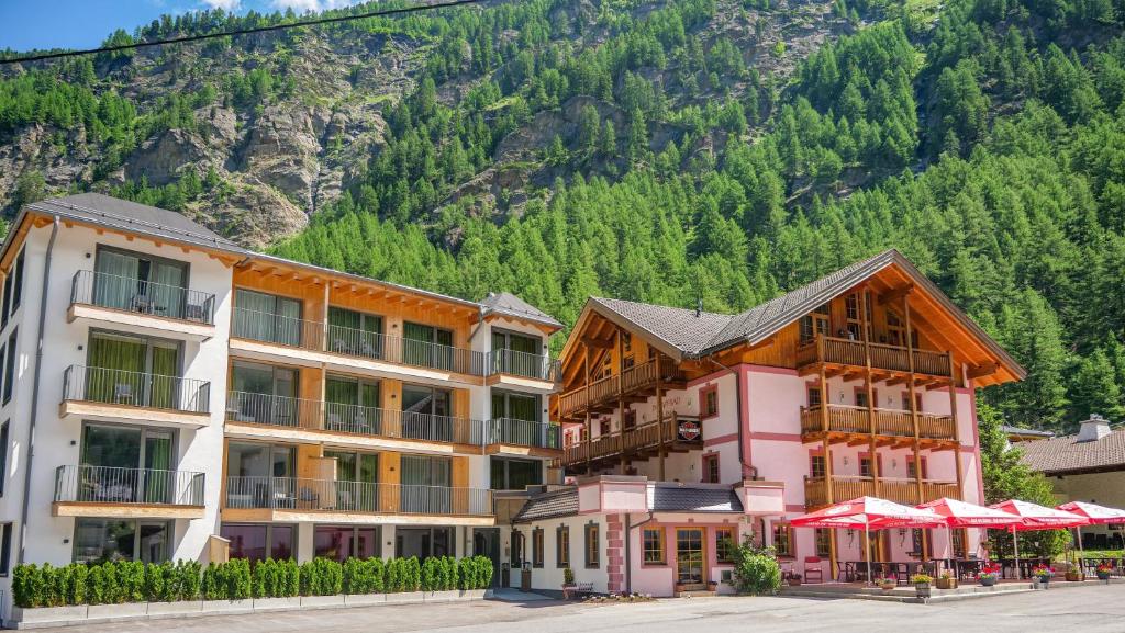 un hotel con una montaña en el fondo en Gasthof Zwieselstein, en Sölden