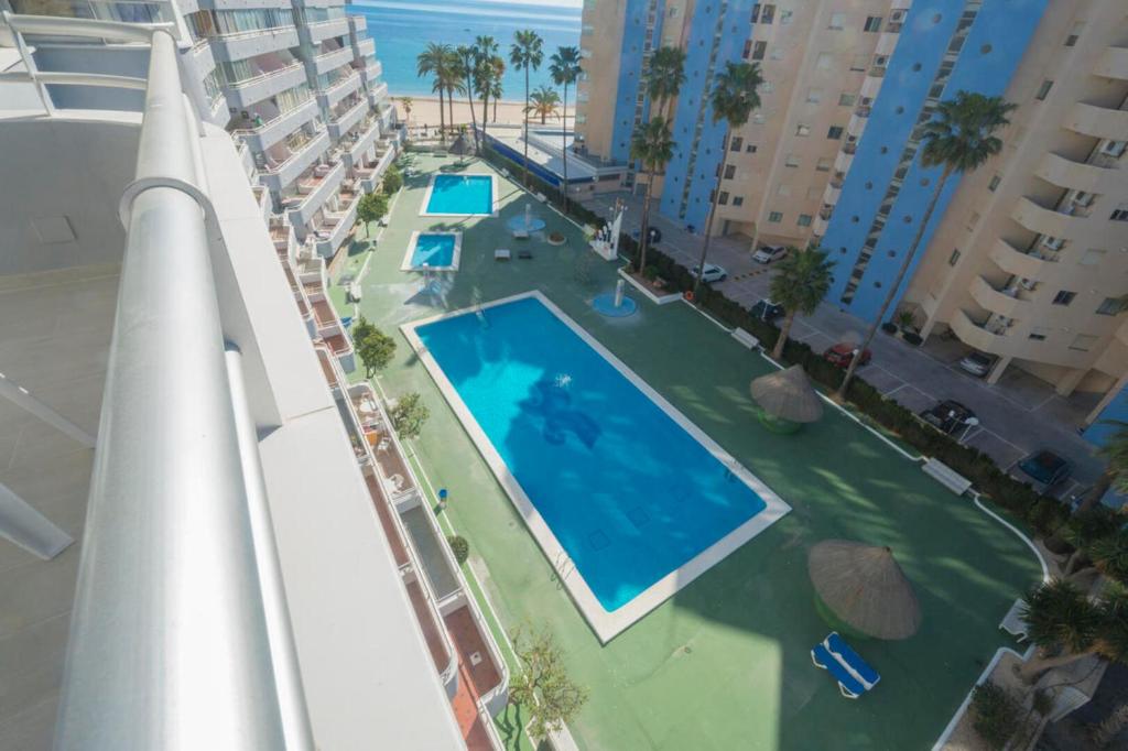 vista para uma piscina a partir de um edifício em Aguamarina 57b em Calpe