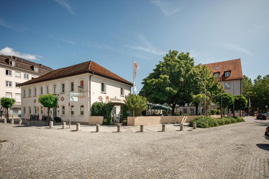 un edificio sul lato di una strada di Gockerlwirt & PilgerPension ad Altötting