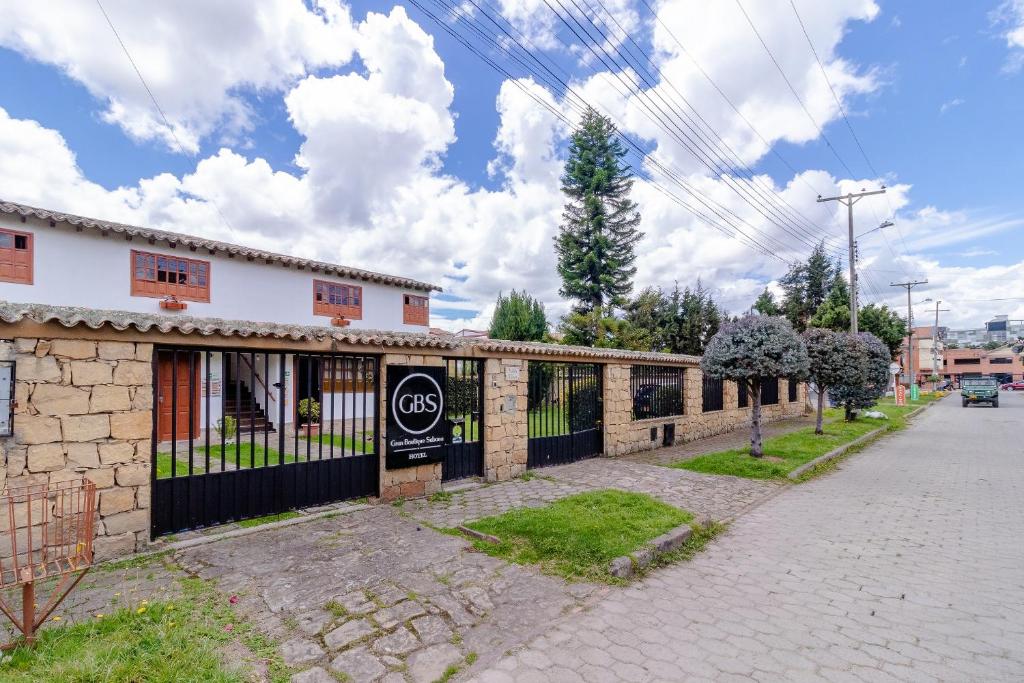 un edificio con un cartel en el costado en Hotel Gran Boutique Sabana, en Chía