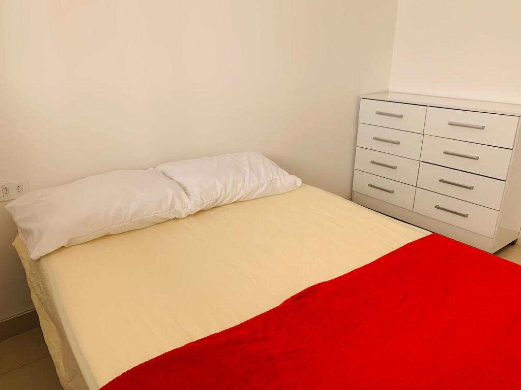 Säng eller sängar i ett rum på Aparta 2 dormitórios 7