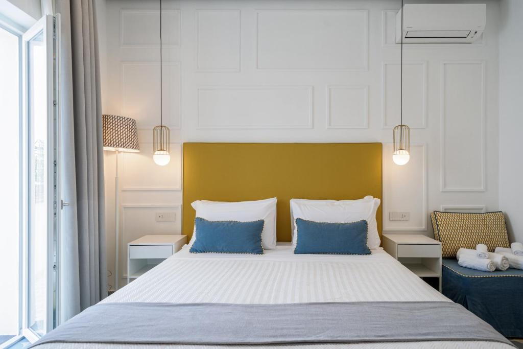 Postel nebo postele na pokoji v ubytování Capri Marina Suite