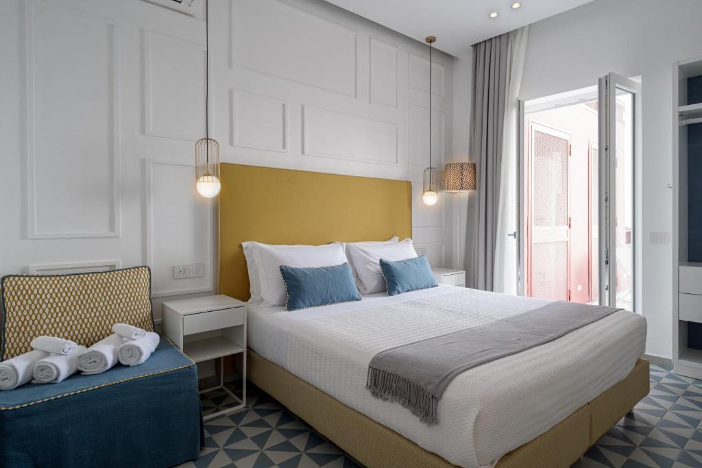 Postel nebo postele na pokoji v ubytování Capri Marina Suite