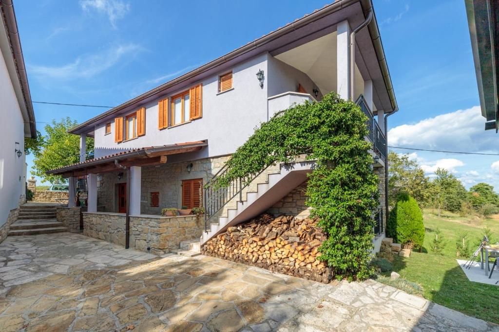 een extern uitzicht op een huis met een trap bij Apartments Sveti Leonard in Oprtalj