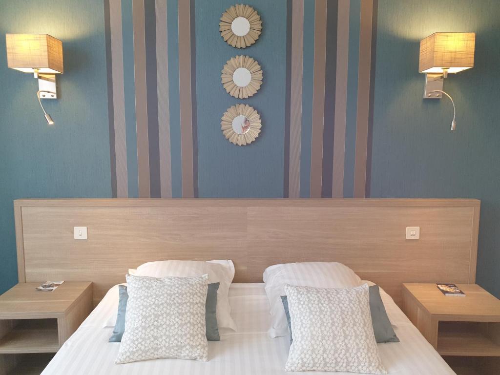 Postel nebo postele na pokoji v ubytování Hôtel Le Rohan Charme et Caractère