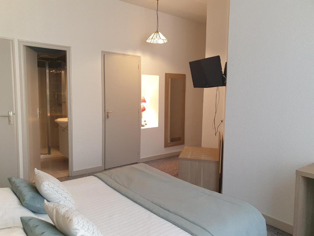 Postel nebo postele na pokoji v ubytování Hôtel Le Rohan Charme et Caractère
