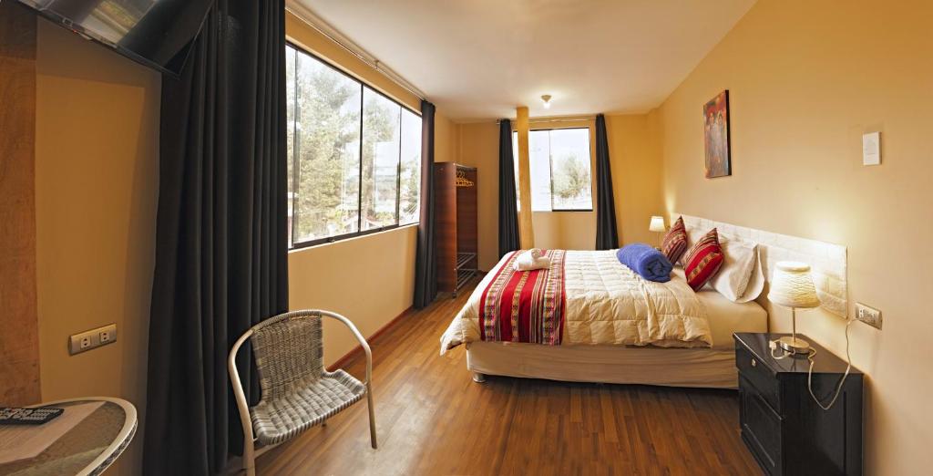 - une chambre avec un lit et une fenêtre dans l'établissement Hermoza House, à Cusco