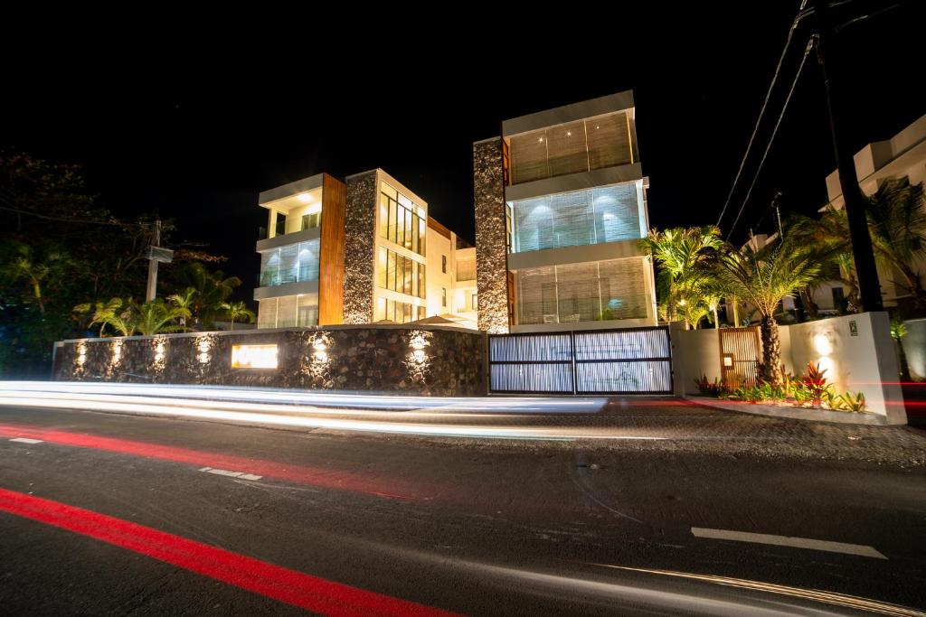 un edificio al lado de una calle por la noche en ONE BAY RESIDENCE, en Grand Baie