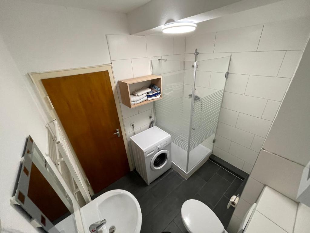 ein Bad mit einem WC und einer Glasdusche in der Unterkunft FeWo und Monteurzimmer Wesel in Wesel