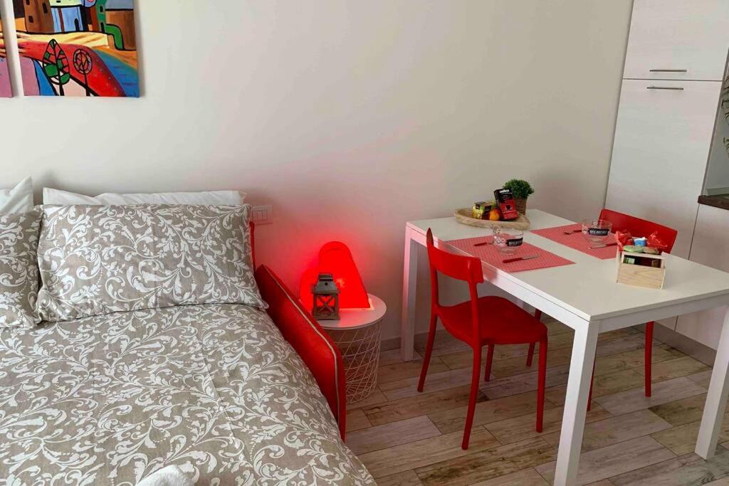 um pequeno quarto com uma cama, uma mesa e uma secretária em La Cascinetta - BGY Airport em Grassobbio