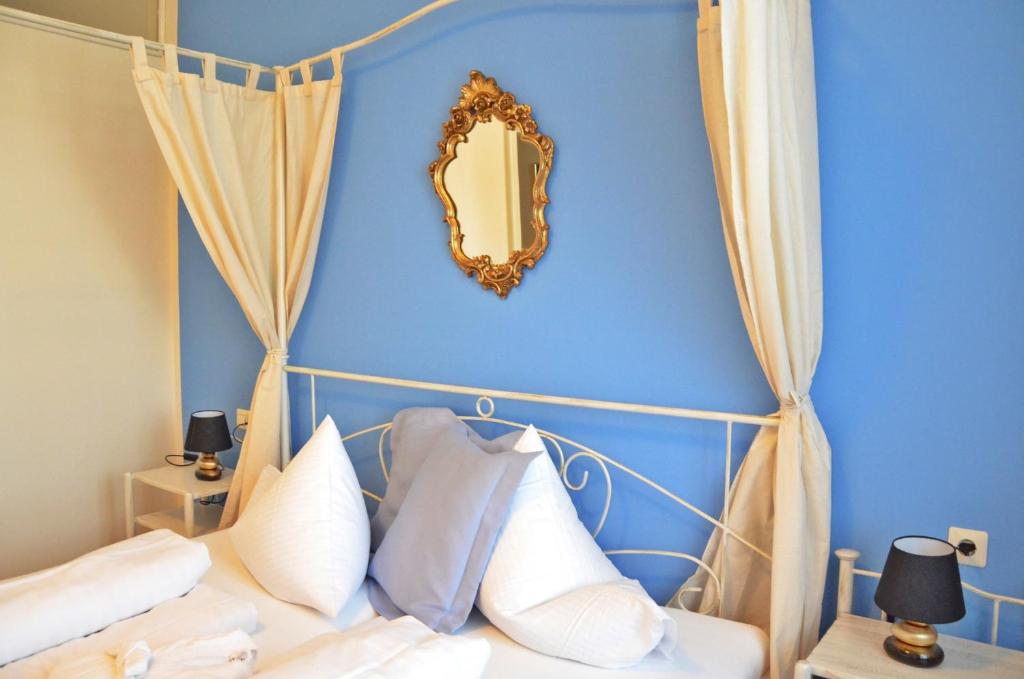 Postel nebo postele na pokoji v ubytování Hotel Carinthia Velden