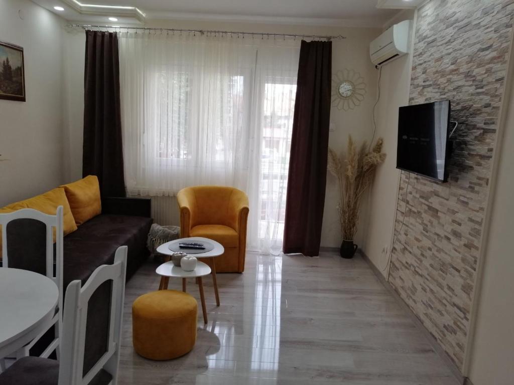 a living room with a couch and a table at Apartman Ži-Zo in Vršac