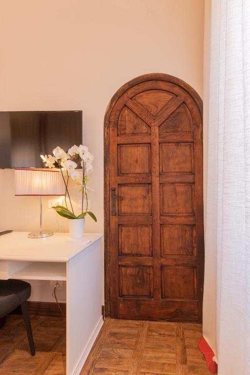 a room with a wooden door next to a desk at Hotel Villa Alberti Portofino Land in Santa Margherita Ligure