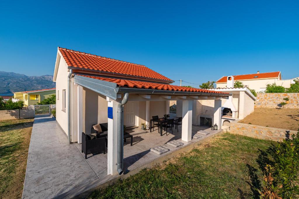 ラザナッツにあるHoliday House VENTUMのパビリオン(テーブル、椅子付)