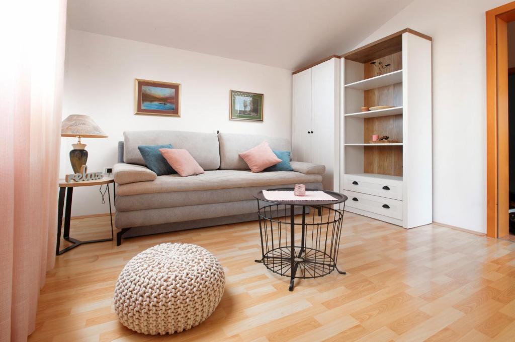 un soggiorno con divano e tavolo di Apartments Irena with sea view a Fažana