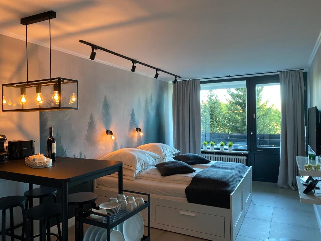 een slaapkamer met een bed, een tafel en een bureau bij Schwarzwald Wohnung Kniebis in Freudenstadt
