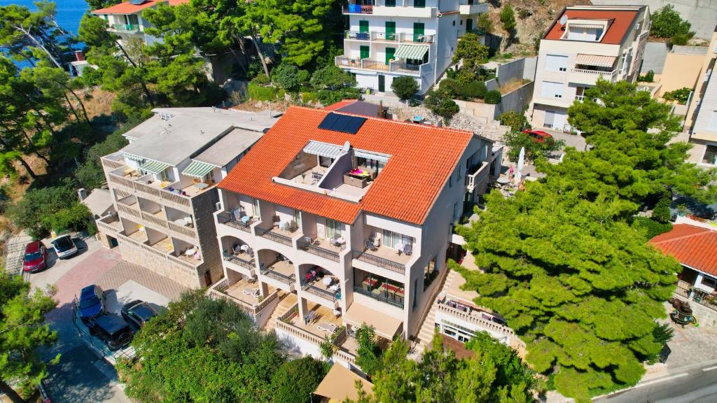 una vista aérea de un edificio con techo naranja en Villa Petra, en Brela