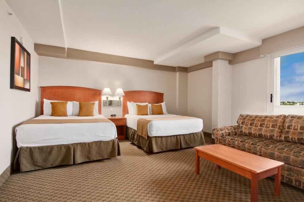 Postel nebo postele na pokoji v ubytování Ramada by Wyndham Edmonton South