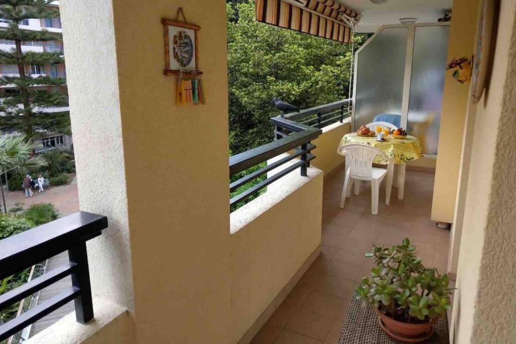 d'un balcon avec une table. dans l'établissement Havre de paix en plein centre ville, 4 couchages, à Menton