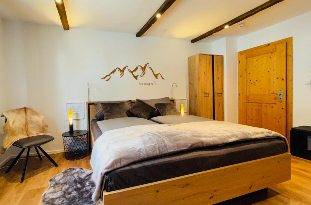 een slaapkamer met een groot bed in een kamer bij Suite Home Mittenwald in Mittenwald