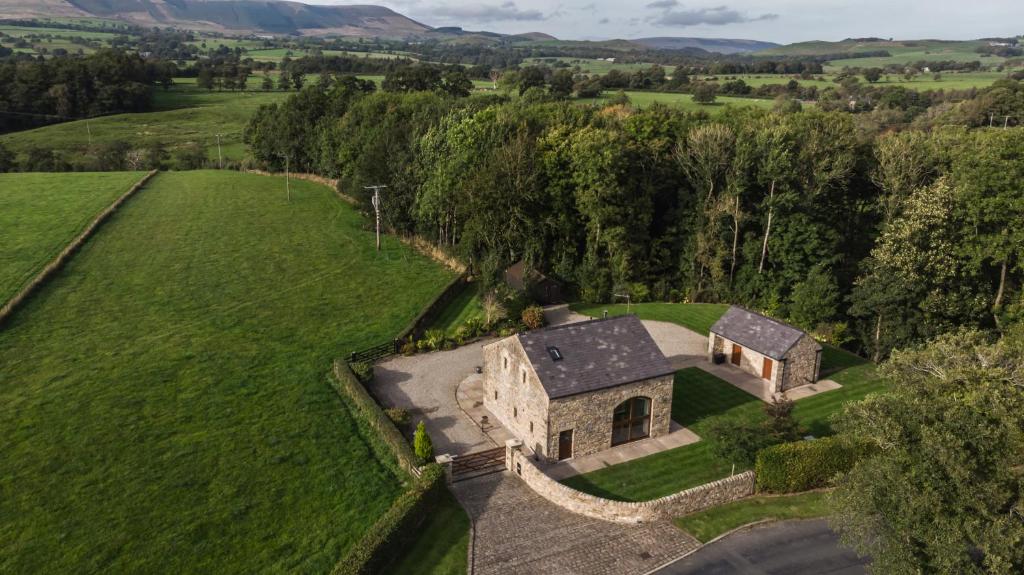 Beautiful secluded 2-Bed barn with woodfire hottub