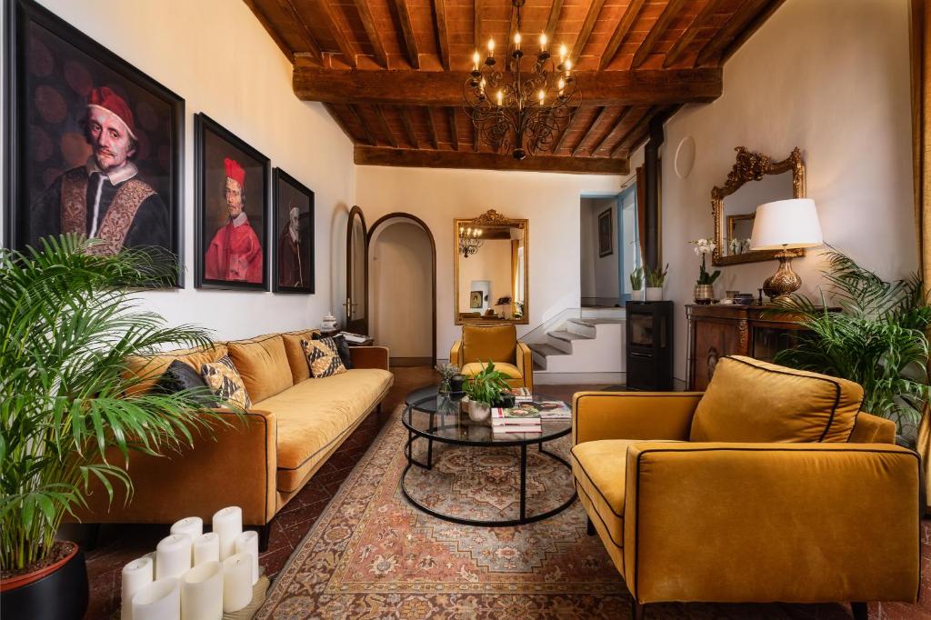 a living room with couches and a table at Il Giardino del Cardinale - Deb'S Monticchiello in Monticchiello