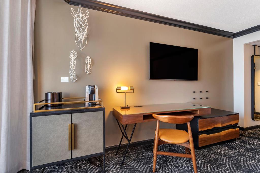 TV a/nebo společenská místnost v ubytování Omni Austin Hotel Downtown
