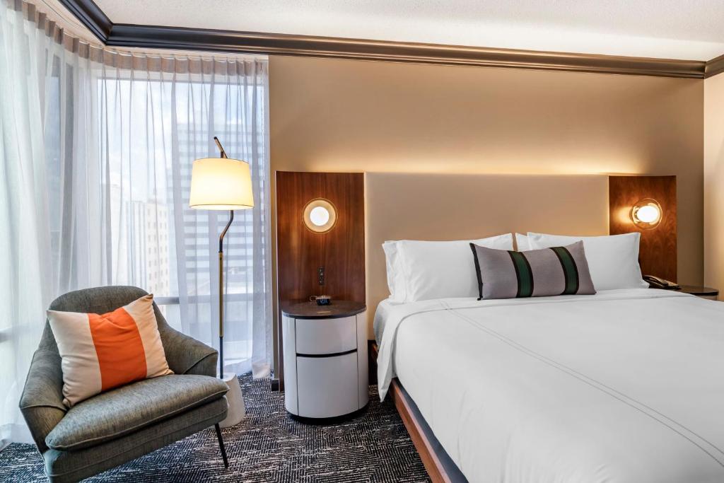 Postel nebo postele na pokoji v ubytování Omni Austin Hotel Downtown