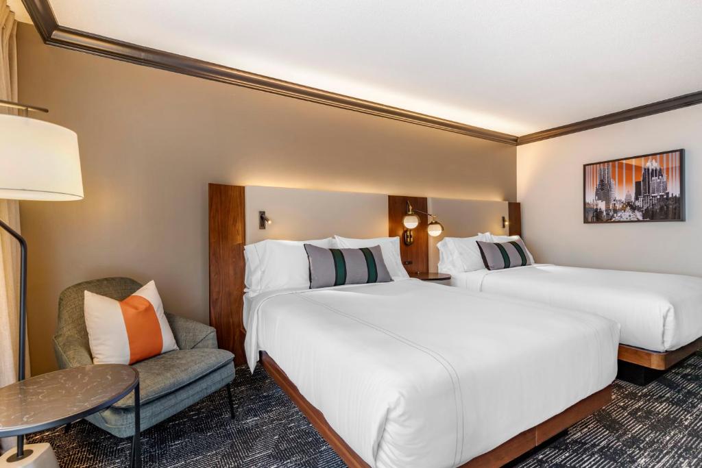 Postel nebo postele na pokoji v ubytování Omni Austin Hotel Downtown