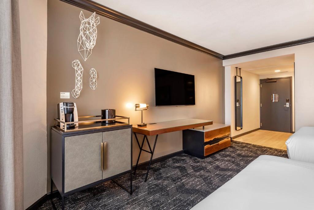 Postel nebo postele na pokoji v ubytování Omni Austin Hotel Downtown