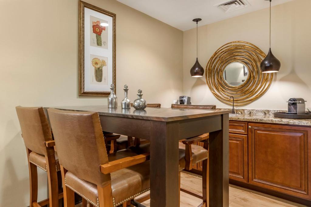 Omni Austin Hotel Downtown - ADA Exec One Bedroom Suite - 1 King Bed