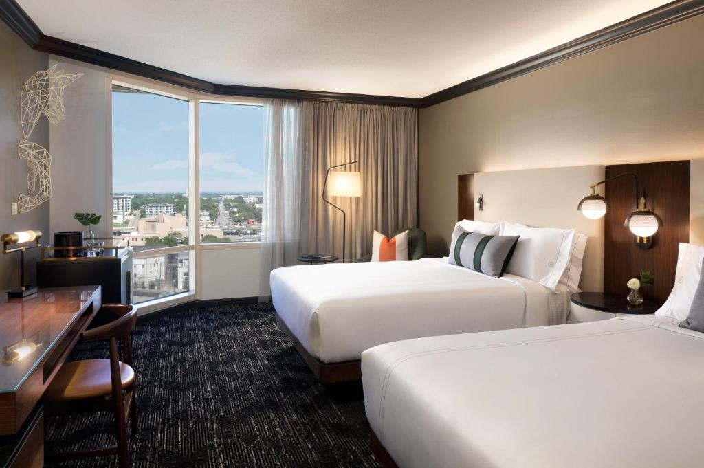 Postel nebo postele na pokoji v ubytování Omni Austin Hotel Downtown