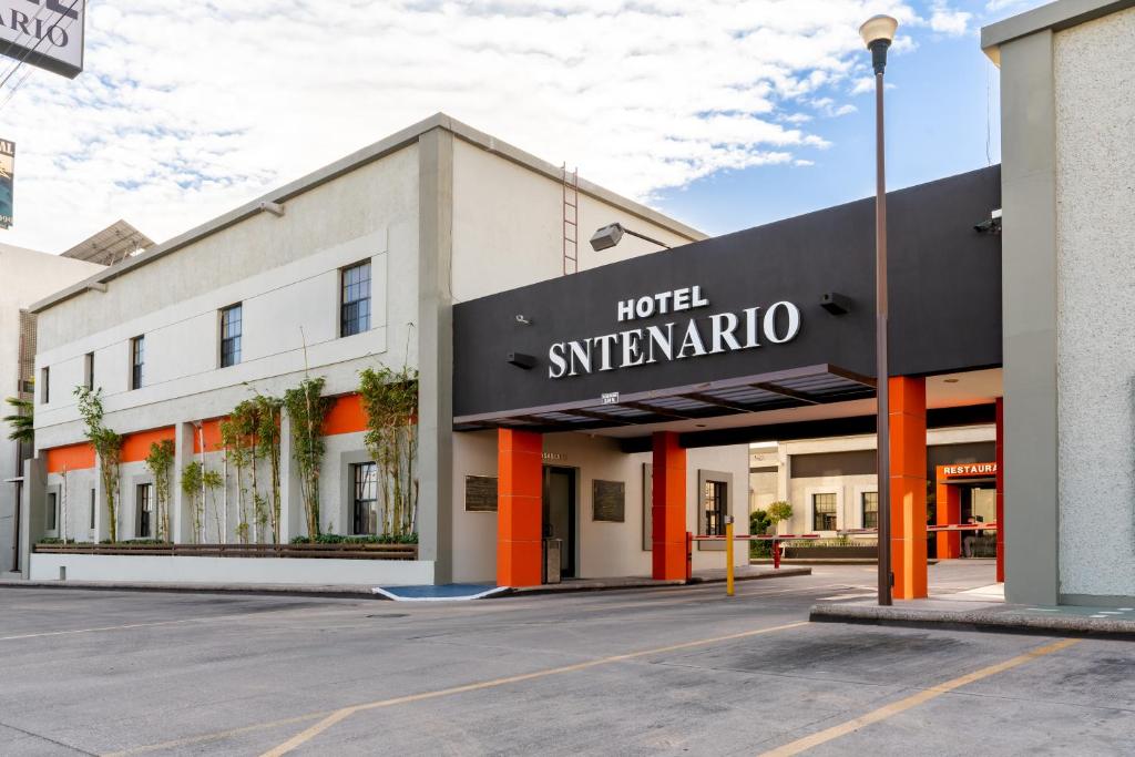 un panneau super-héroïque de l'hôtel à l'avant d'un bâtiment dans l'établissement Hotel Sntenario, à Chihuahua