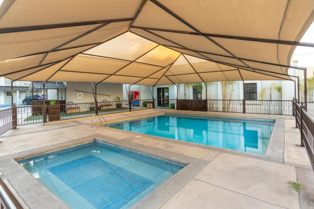 Bazén v ubytování Hotel Sntenario nebo v jeho okolí