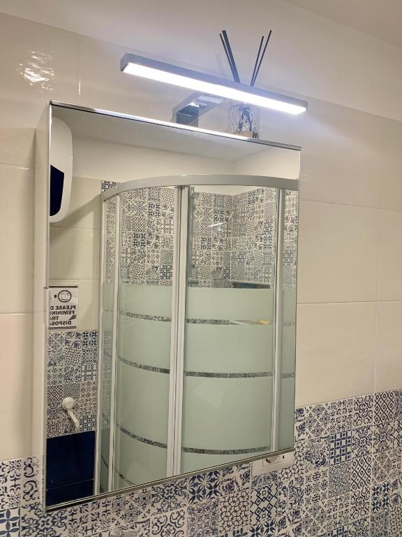 lustro w łazience z prysznicem w obiekcie La casetta ai Gradoni di Chiaia w mieście Neapol