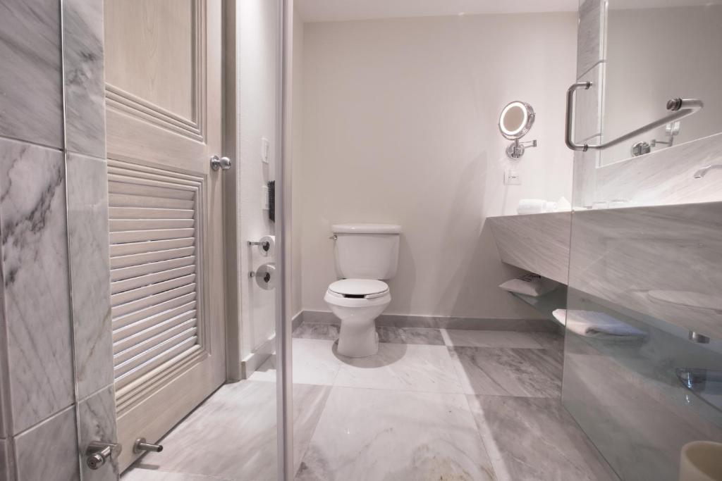 Koupelna v ubytování HS HOTSSON Hotel Leon