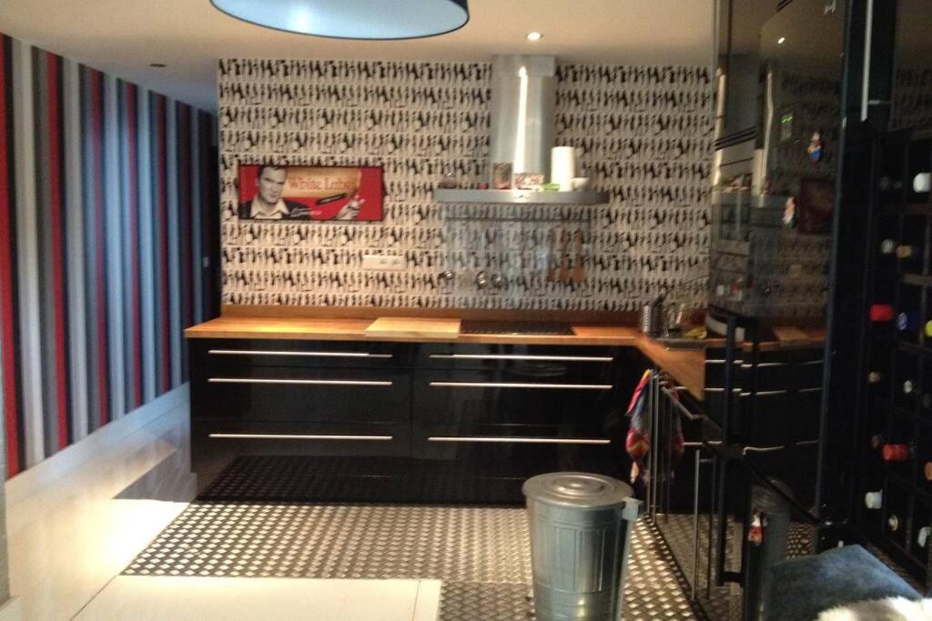 uma cozinha com um balcão num quarto em Loft de diseño con garaje em Santander