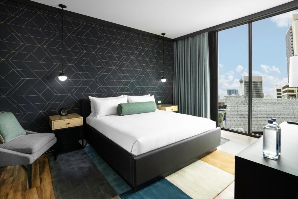 Postel nebo postele na pokoji v ubytování Downtown Grand Hotel & Casino