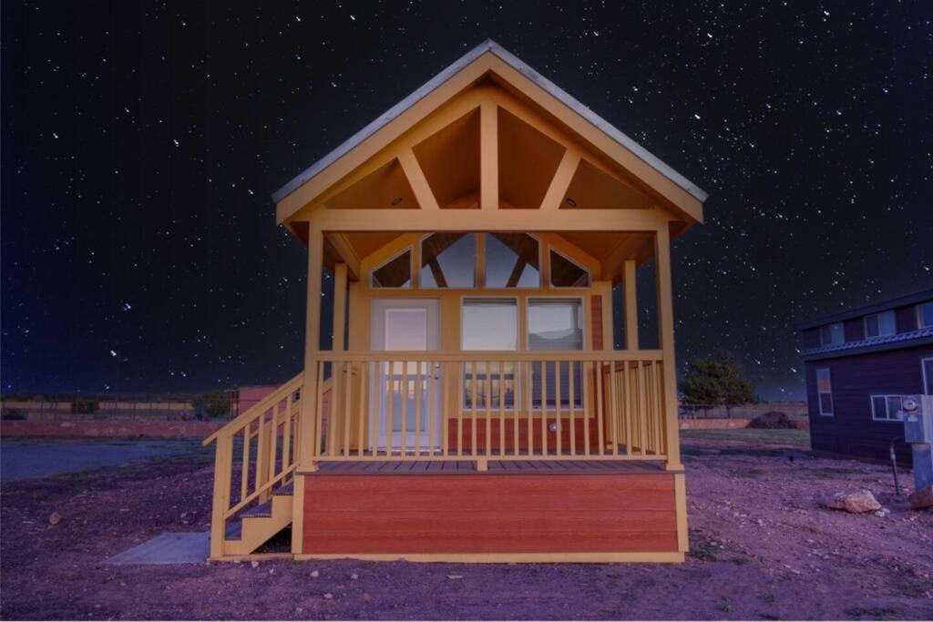 ein kleiner Pavillon in einem Garten in der Nacht in der Unterkunft 076 Tiny Home nr Grand Canyon South Rim Sleeps 8 in Valle