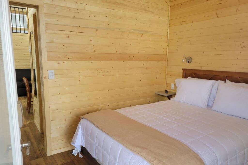 Postel nebo postele na pokoji v ubytování 076 Tiny Home nr Grand Canyon South Rim Sleeps 8