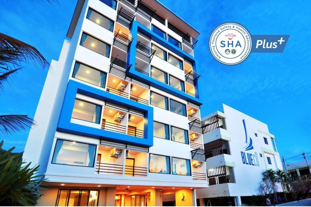 d'un bâtiment avec l'hôtel shka plus dans l'établissement The BluEco Hotel SHA Plus, à Kata Beach