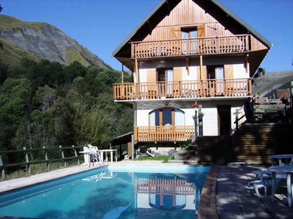 une maison avec une piscine en face d'une maison dans l'établissement Appartement 4 pers. avec balcon vue montagne 70839, à Saint-Sorlin-dʼArves