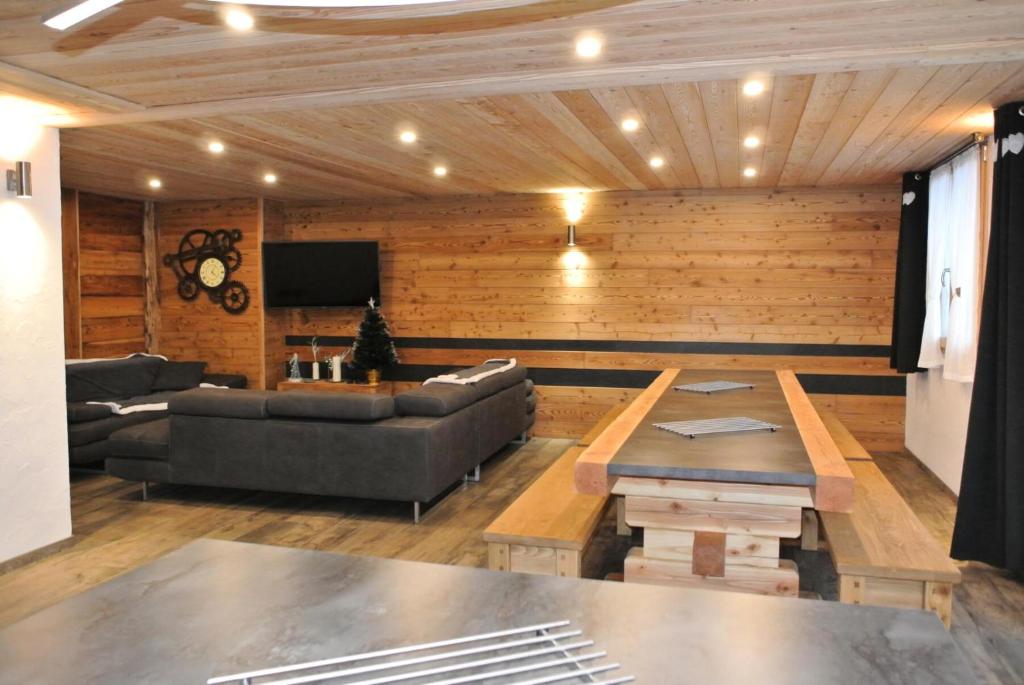 ein Wohnzimmer mit einem Sofa und einem Tisch in der Unterkunft Maison 7 pièces 12 personnes centre station proche pistes 79925 in Bessans
