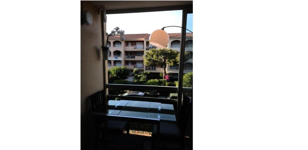 une vue depuis la porte du balcon d'un hôtel dans l'établissement Studio 2 personnes plages et criques - Studio 2 personnes MAE-9614, à Bormes-les-Mimosas