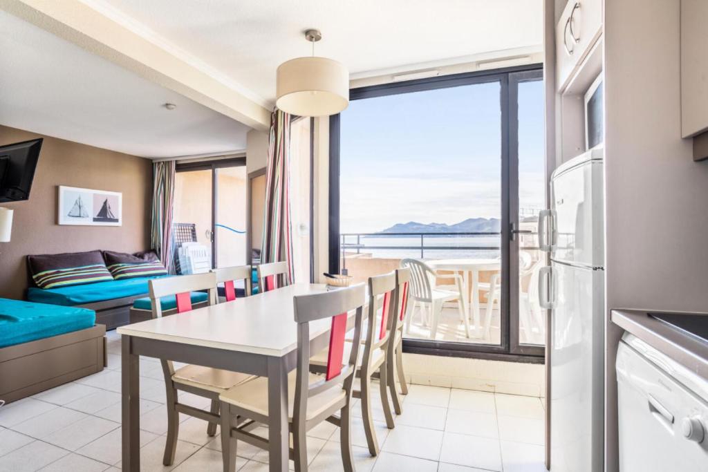 - une cuisine et une salle à manger avec vue sur l'océan dans l'établissement Résidence Cannes Verrerie - maeva Home - Appartement 3 Pièces 6 Personnes - Sélection MAE-4213, à Cannes