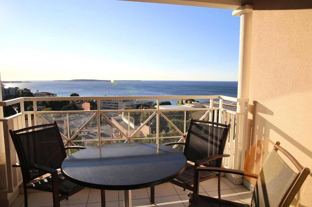 une table et des chaises sur un balcon avec vue sur l'océan dans l'établissement Résidence Cannes Villa Francia - maeva Home - Appartement 2 Pièces 4 Personnes - Confort MAE-6043, à Cannes