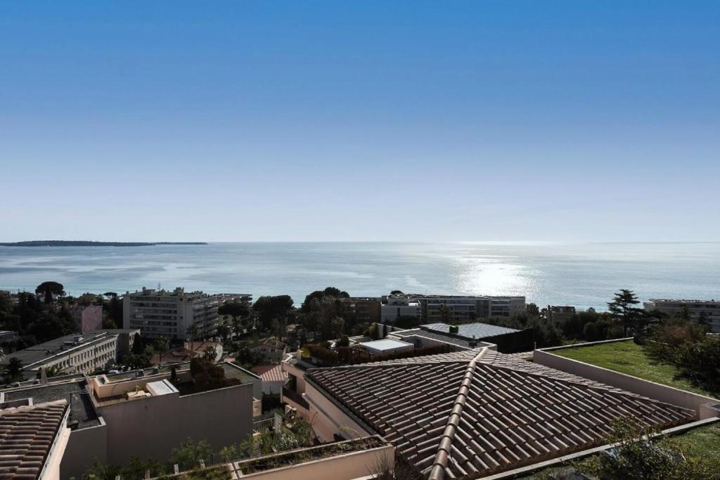 Vue sur une ville avec l'océan en arrière-plan dans l'établissement Résidence Cannes Villa Francia - maeva Home - Appartement 2 Pièces 4 Personnes - Budget MAE-6120, à Cannes