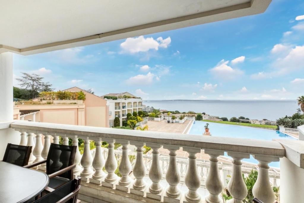 un balcon avec vue sur l'océan dans l'établissement Résidence Cannes Villa Francia - maeva Home - Appartement 2 Pièces 6 Personnes - Sélection MAE-6133, à Cannes